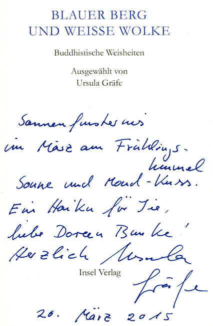 Blauer Berg und weiße Wolke